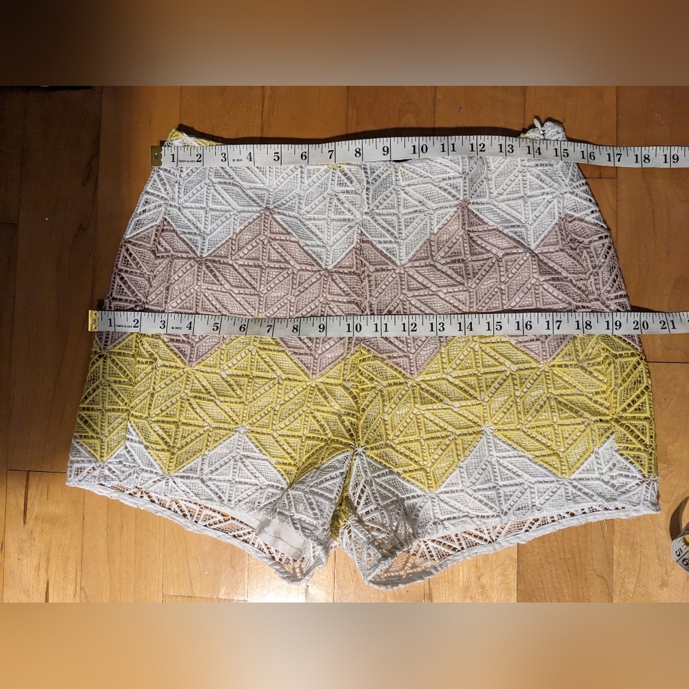 Simons Chevron crochet style lace shorts neutral tones cream yellow medium - Picture 3 of 8
